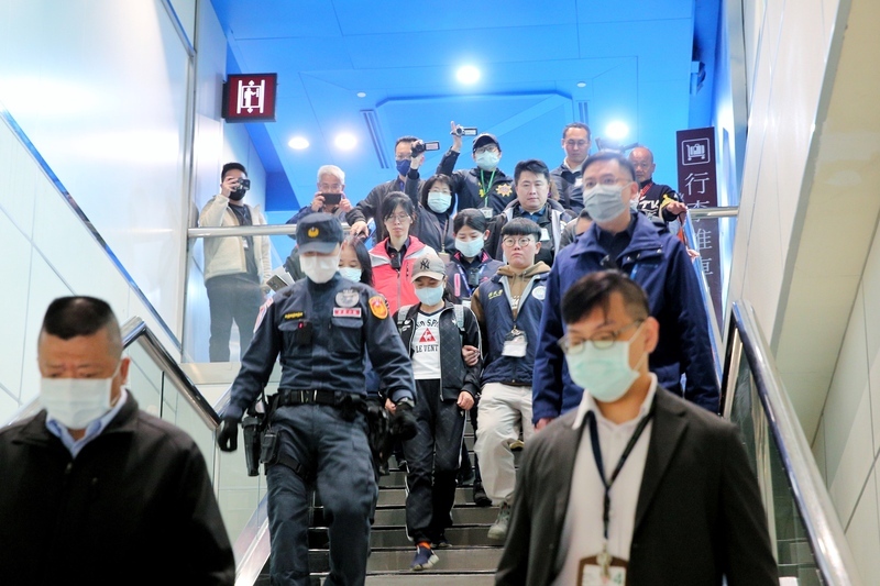 移民署執行強制出境 &nbsp;中配小微下午搭機離台