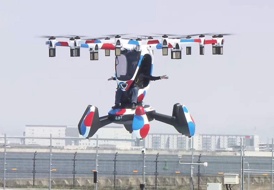 大阪世博開幕第2天 空中飛行車首度展示飛行