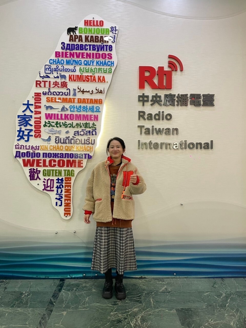 東勢客家妹陳梓嫺(阿梓妹)誤打誤撞，找回母語找到喜愛的音控工作