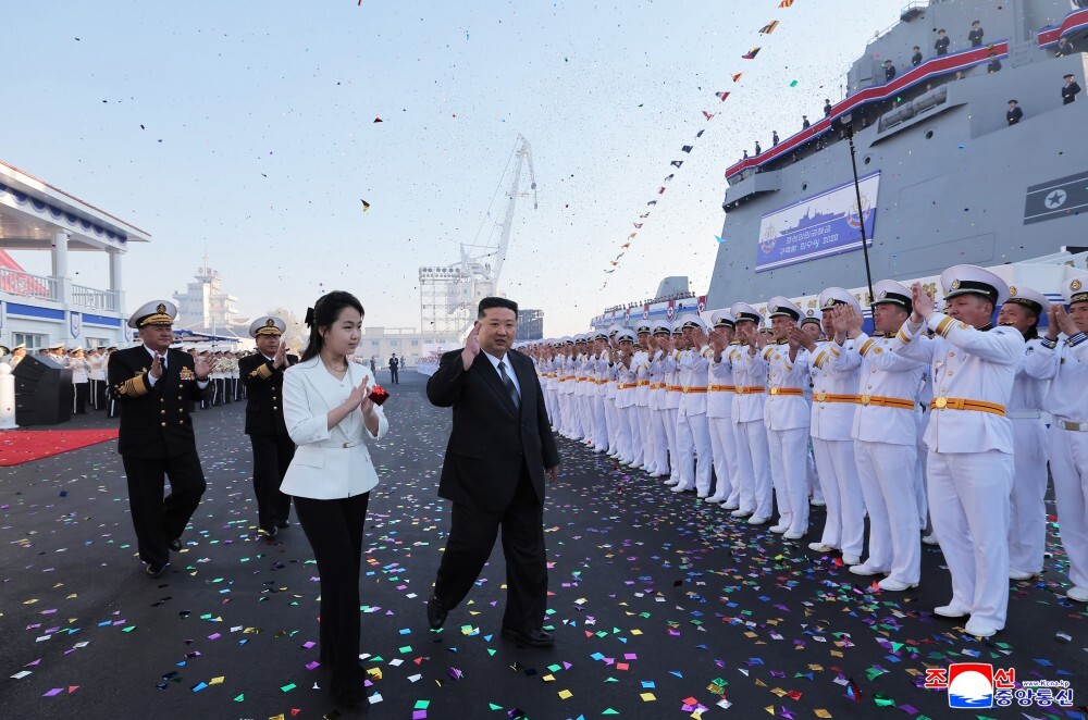 北韓公開新型驅逐艦 金正恩偕愛女檢閱