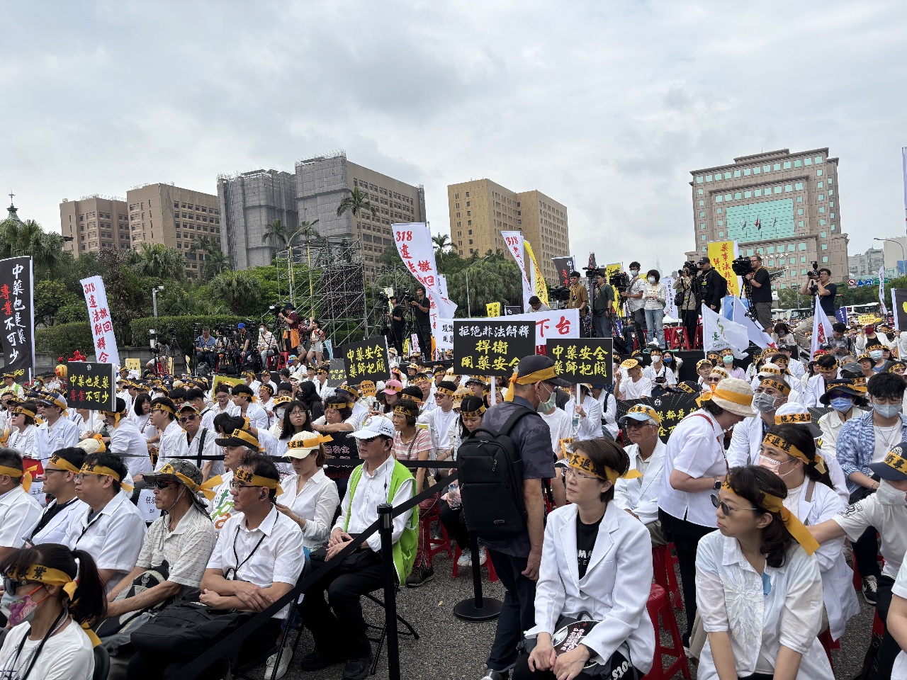 逾3千名藥師上街抗議 要求衛福部撤回318解釋令