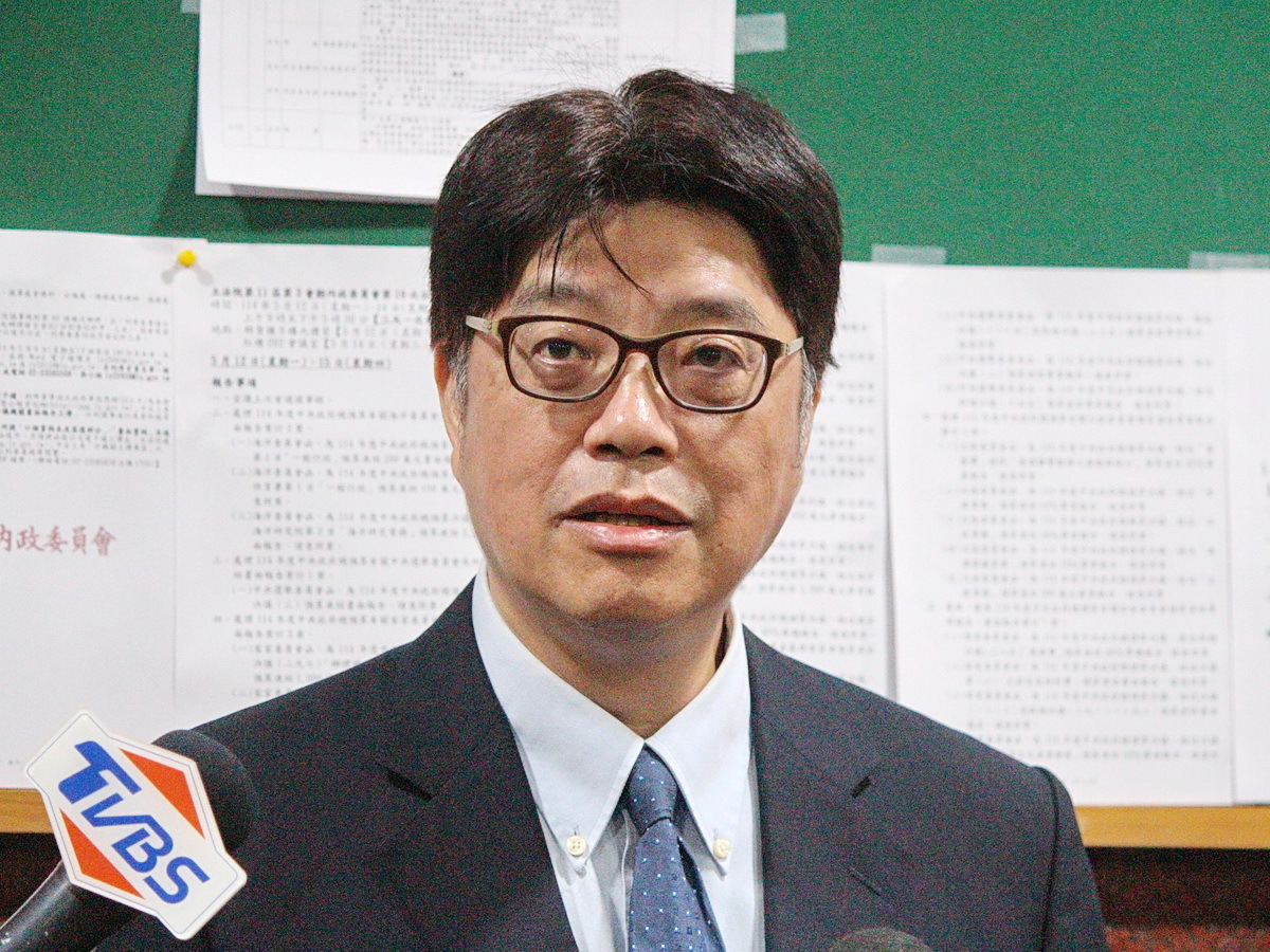 公務員領有中國證件 邱垂正：已協助註銷完畢