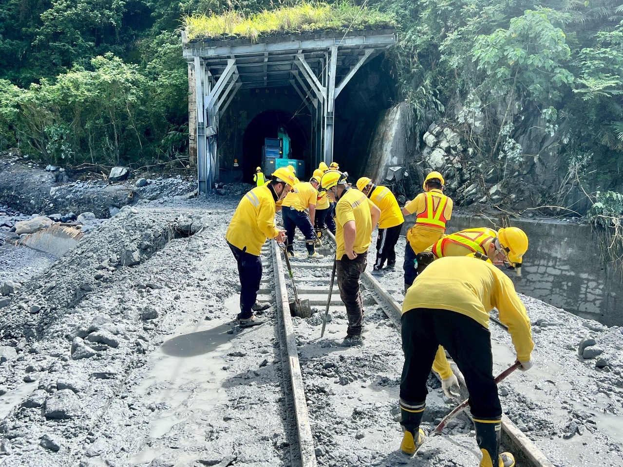土石淹隧道比想像嚴重 北迴21日單線通24日雙線通