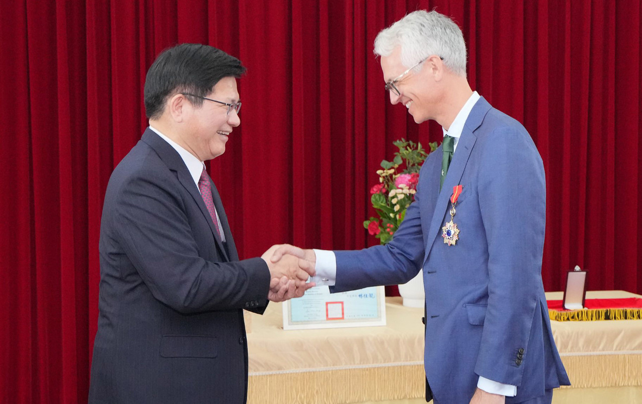 AIT副處長柯傑民將離任  林佳龍頒贈睦誼外交獎章