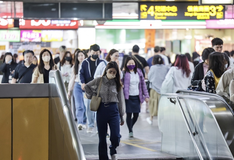 新冠疫情升溫 部立醫院加開門診 疾管署籲搭大眾運輸戴口罩