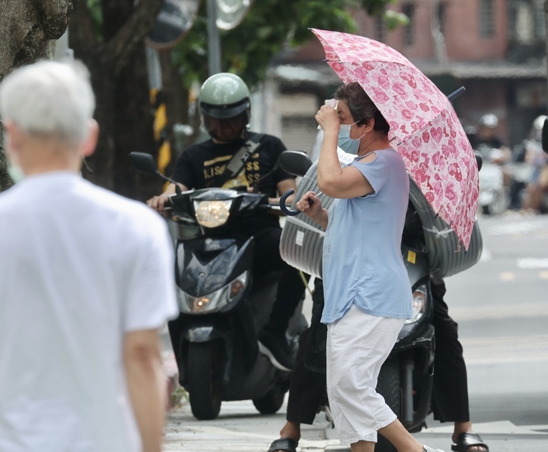 5縣市大雨特報 15日水氣減高溫飆38度