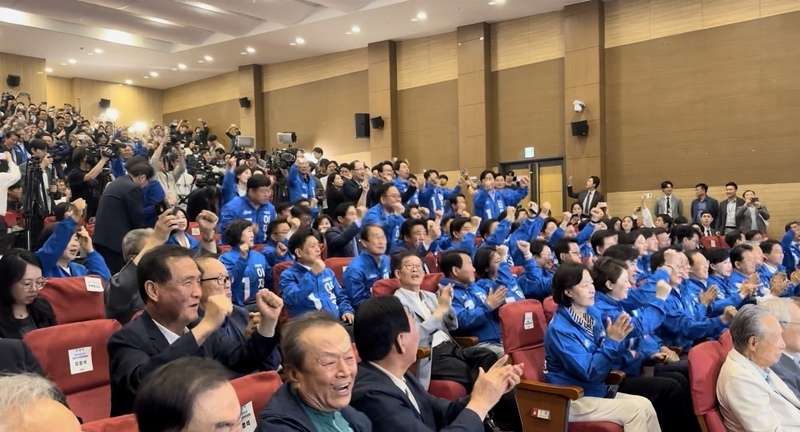 李在明出口民調大勝金文洙 選情中心爆歡呼