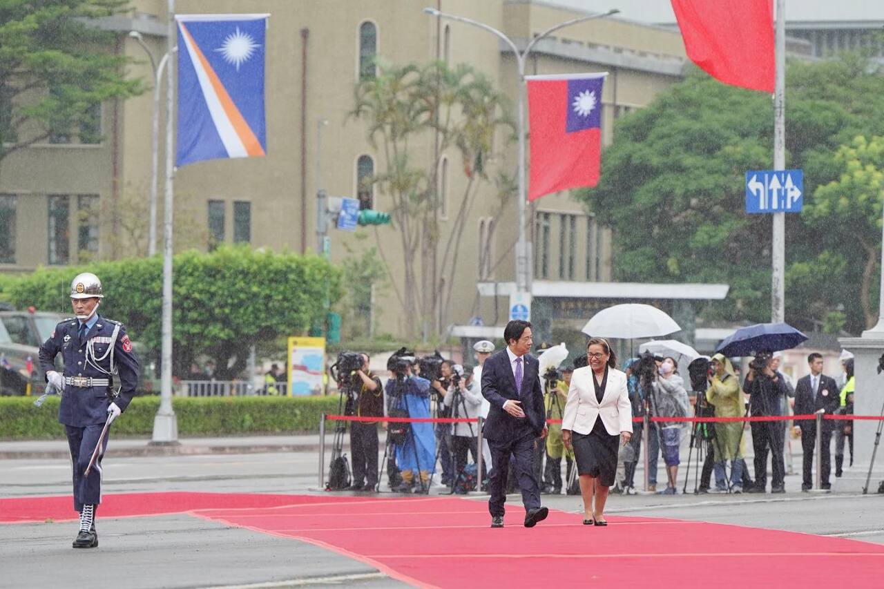 冒雨歡迎馬紹爾總統 林佳龍：馬國文化雨水為祝福