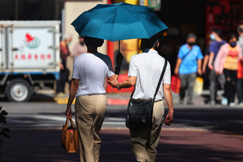 午後局部雨勢大 氣溫稍回升高溫34度