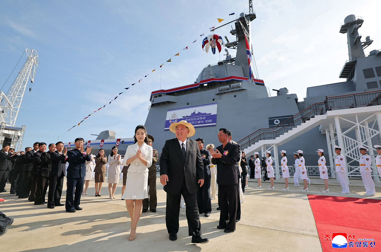 金正恩親自主持儀式 北韓出包軍艦已重新下水