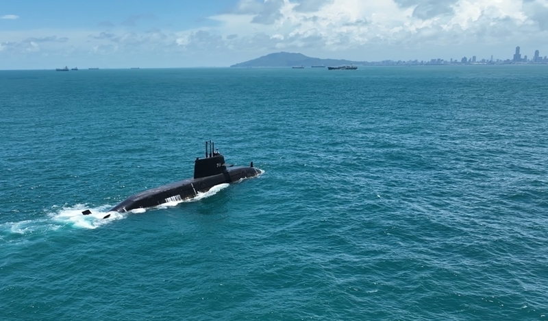 台船：海鯤艦首次海上動態組合測試 順利完成